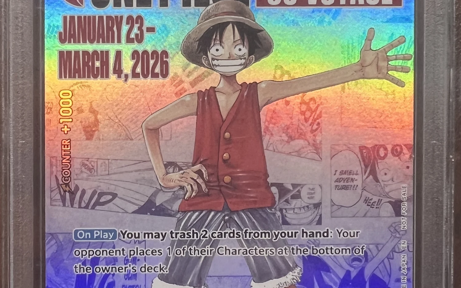 Holografische One-Piece-Karte Monkey D. Luffy im versiegelten Gehäuse, Nahaufnahme der Kartenoberfläche