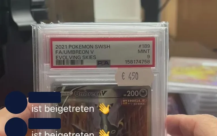 PSA-9-Slab Umbreon V aus Evolving Skies mit Preisschild 450 Euro in der Hand vor der Kamera, Bildschirmfoto aus der Slabhit App während der Opening Show