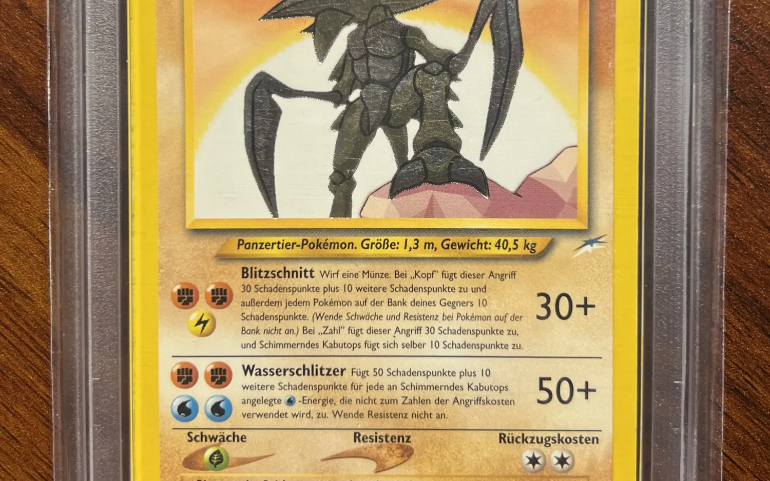 Pokémon-Karte Schimmerndes Kabutops aus Neo Destiny im versiegelten Gehäuse, Ausschnitt mit Bild und Attacken