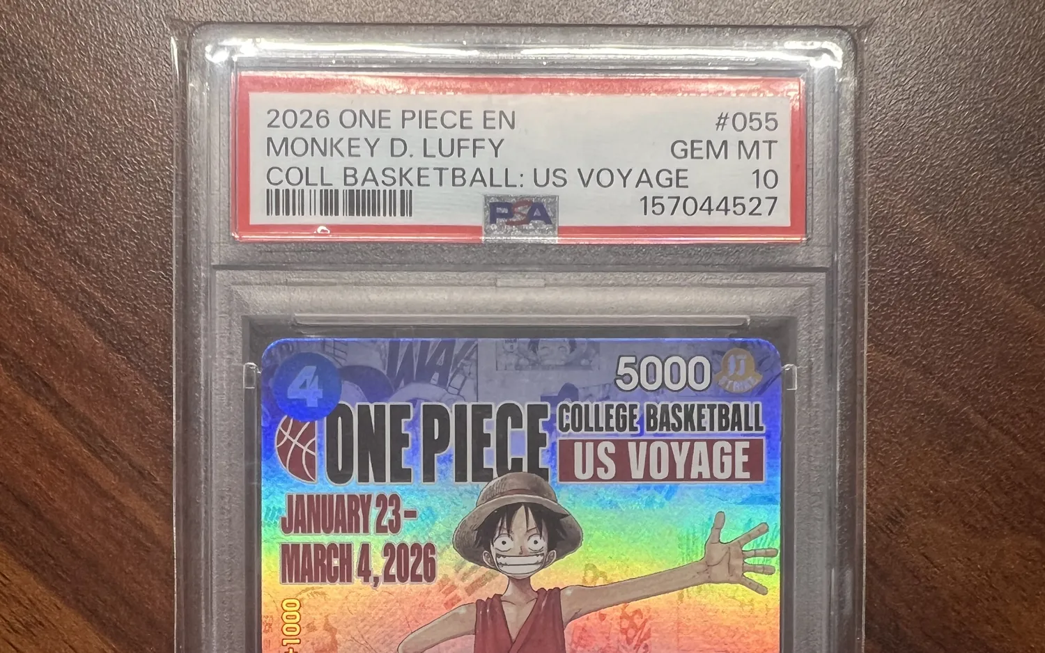 Eine One-Piece-Karte mit Monkey D. Luffy in einem verschweißten PSA-Gehäuse, darüber das Etikett mit der Note GEM MT 10.