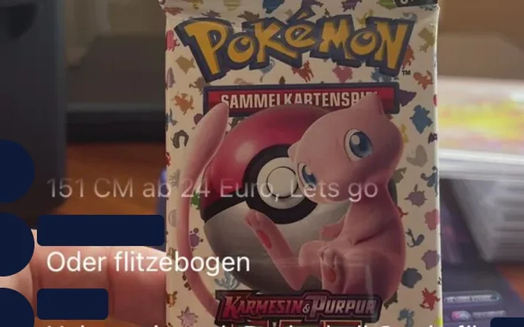 Deutscher Pokémon-Booster Karmesin und Purpur 151 mit Mew und Pokéball in der Hand vor der Kamera, Bildschirmfoto aus der Slabhit App während der Opening Show