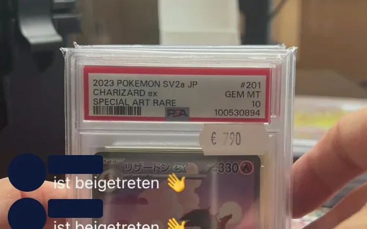 PSA-10-Slab Glurak ex Special Art Rare aus Pokémon 151 (japanisch) in der Hand vor der Kamera, Bildschirmfoto aus der Slabhit App während der Opening Show