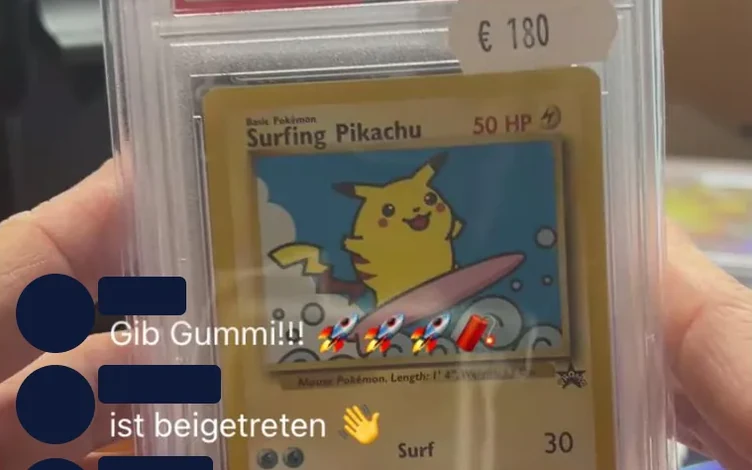 PSA-Slab eines Surfing Pikachu, Black Star Promo von 2001, mit Preisschild 180 Euro in der Hand vor der Kamera, Bildschirmfoto aus der Slabhit App während der Opening Show