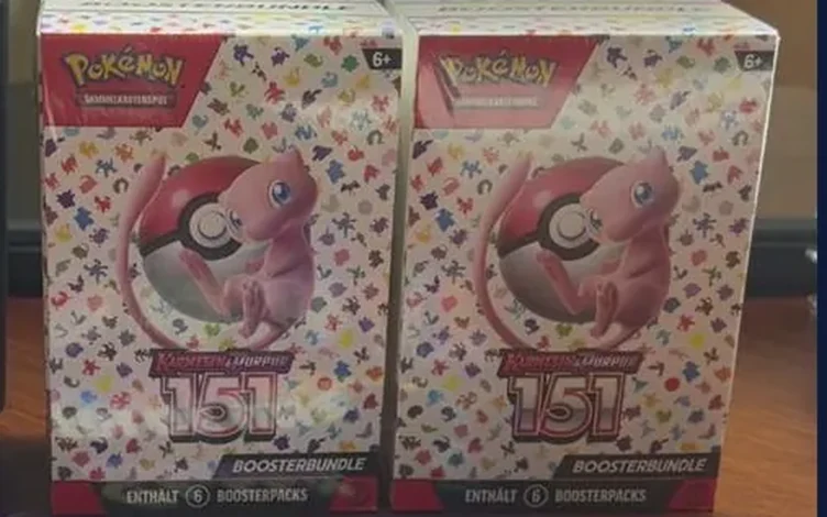Zwei deutsche Pokémon-Boosterbundles Karmesin und Purpur 151 mit Mew und Pokéball, Aufdruck Enthält 6 Boosterpacks, Bildschirmfoto aus der Slabhit App während der Opening Show