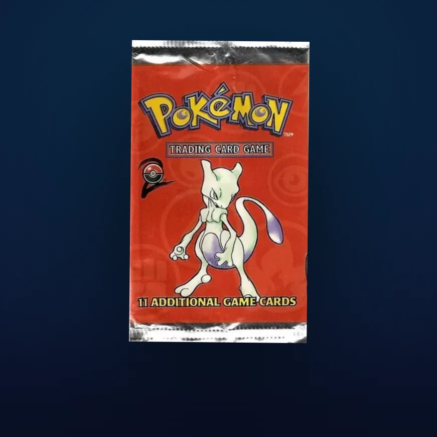 Ein versiegelter Pokémon-Booster des Grundsets mit Mewtu auf dunkelblauem Grund, wie er in einer Live-Auktion gezeigt wird.