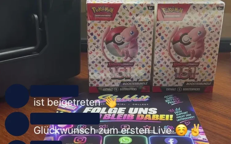 Zwei versiegelte Pokémon-Boosterbundles 151 mit Mew auf einem Holztisch, davor der Slabhit-Flyer mit QR-Codes, Bildschirmfoto aus der Slabhit App während der Opening Show