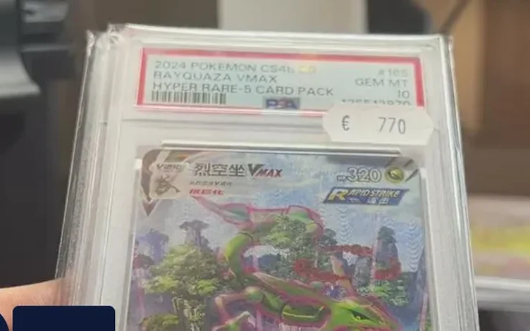 PSA-Etikett GEM MT 10 einer chinesischen Rayquaza-VMAX-Karte mit Preisschild 770 Euro in der Hand, Bildschirmfoto aus der Slabhit App während der Opening Show