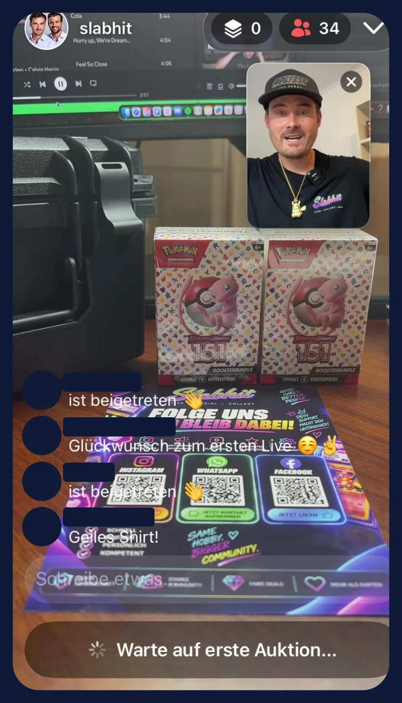 Zwei Pokémon-151-Boxen und der Slabhit-Flyer mit QR-Codes vor der Kamera, Opening Show