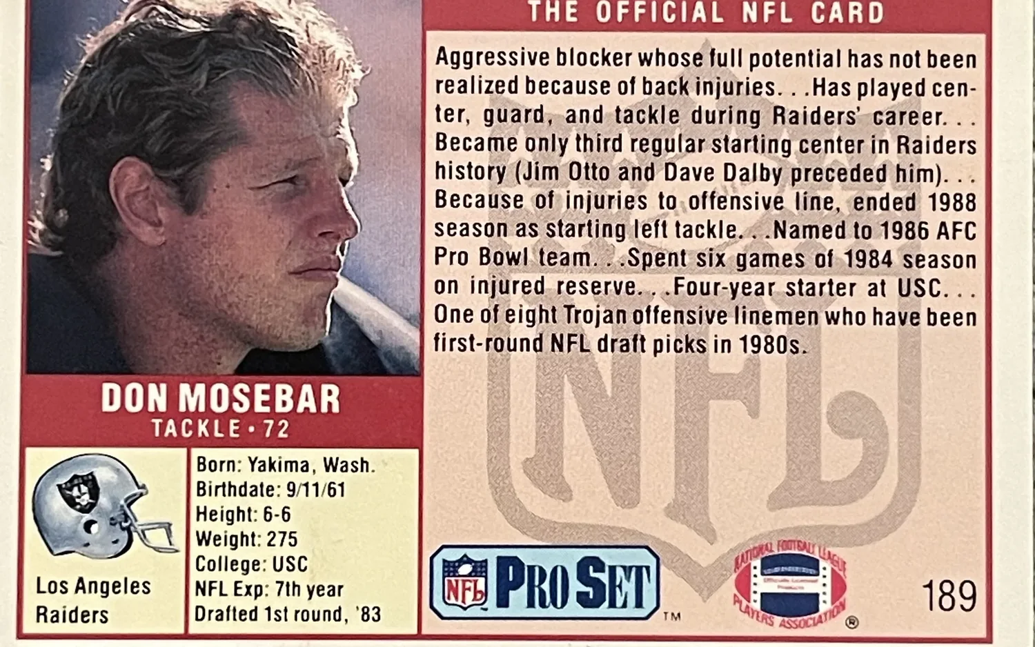 Die Rückseite einer NFL-Sammelkarte mit Spielerdaten, Werdegang und Statistiken in kleiner Schrift.
