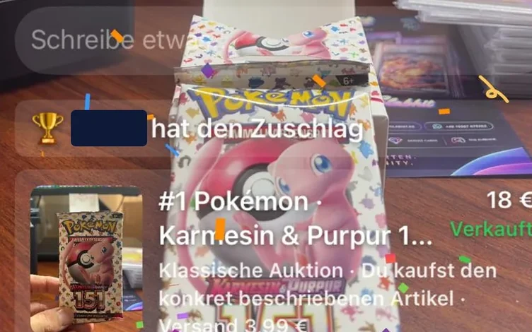 Zuschlag in der Slabhit App: ein Pokémon-151-Booster Karmesin und Purpur, verkauft für 18 Euro in einer klassischen Auktion, dahinter die geöffnete Booster-Box, Bildschirmfoto aus der Opening Show