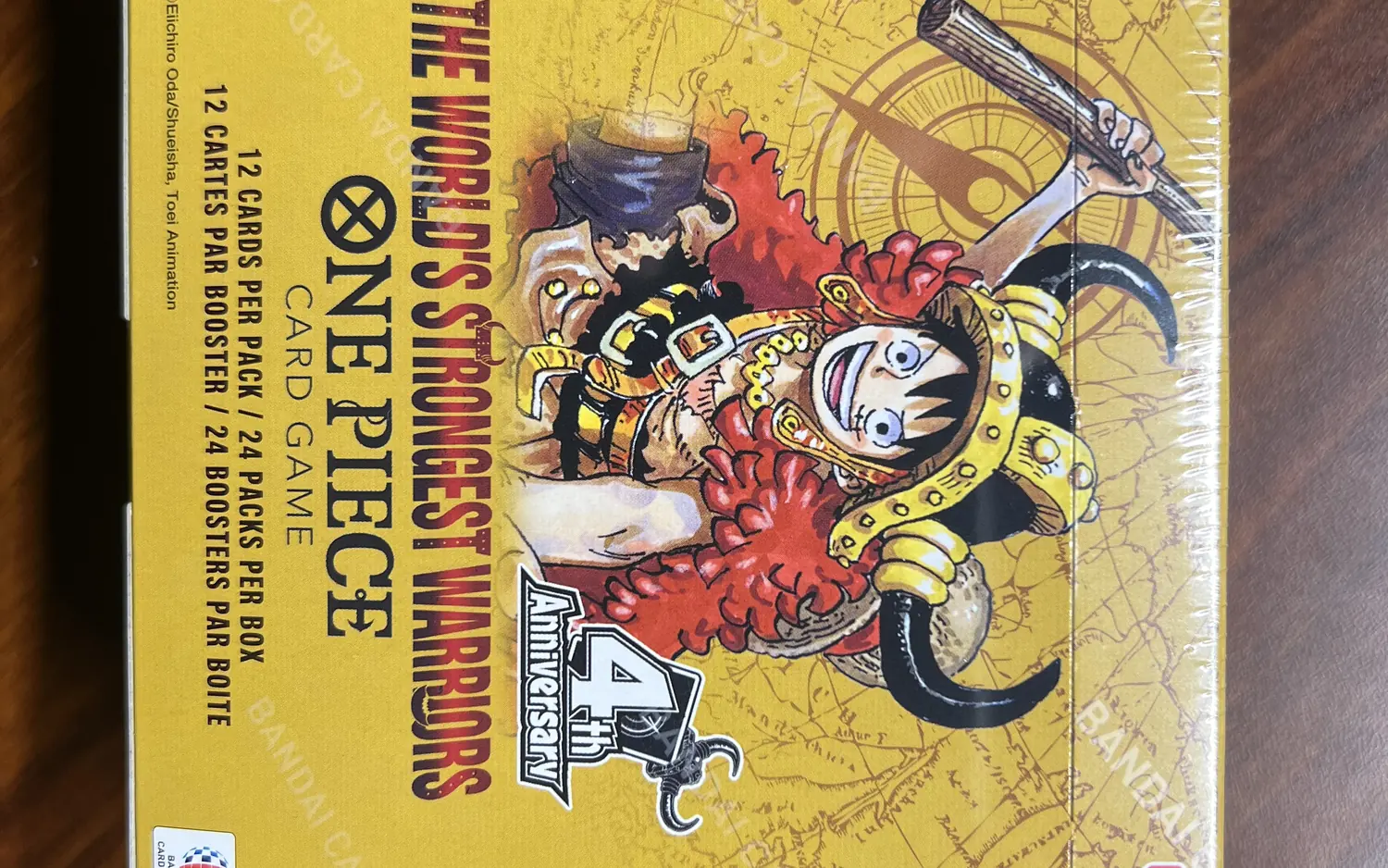 Ein in Folie eingeschweißtes Display des One Piece Card Game mit Monkey D. Luffy, Erweiterung The World’s Strongest Warriors zum vierten Jubiläum.