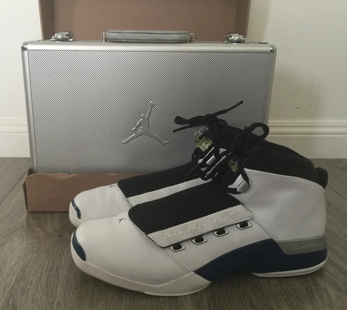 Basketballschuhe mit Metallkoffer, wie sie 2002 verkauft wurden