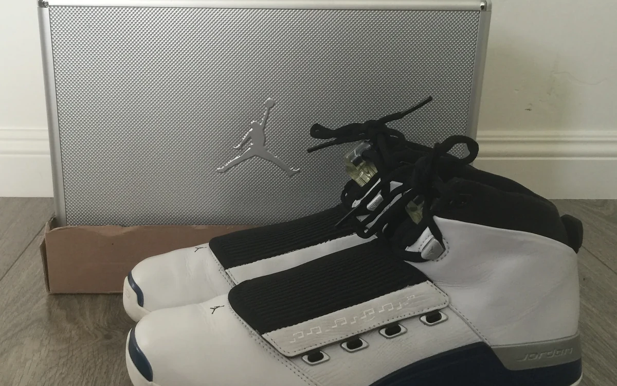 Basketballschuhe mit Metallkoffer, wie sie 2002 verkauft wurden