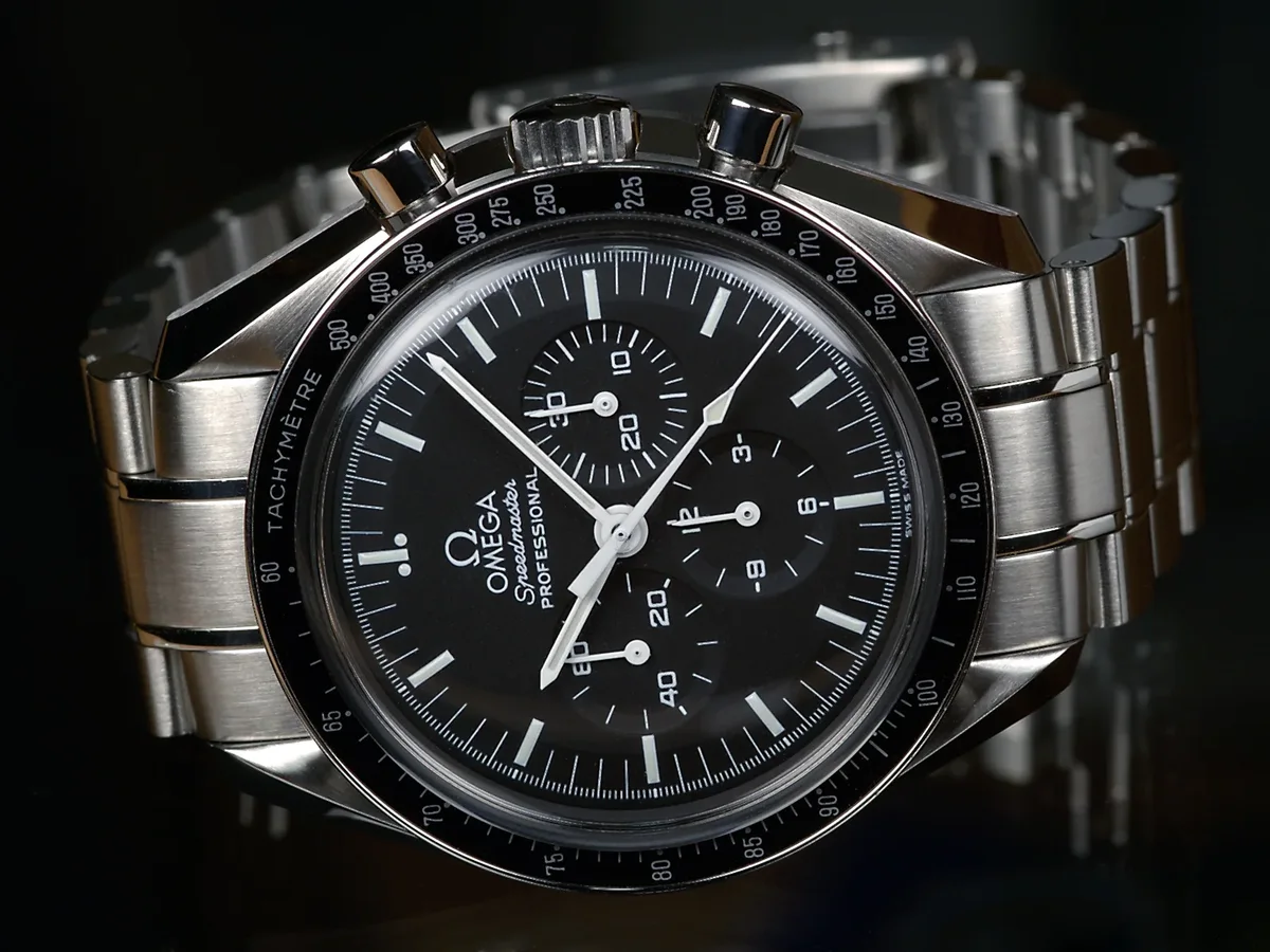 Chronograph mit schwarzem Zifferblatt und Stahlband in Nahaufnahme