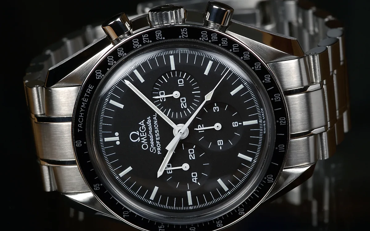Chronograph mit schwarzem Zifferblatt und Stahlband in Nahaufnahme