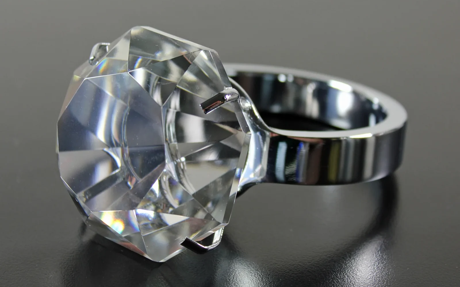 Ein Ring mit großem geschliffenem Stein auf dunklem Grund
