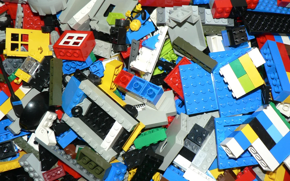 Ein Haufen bunter Legosteine, dicht an dicht