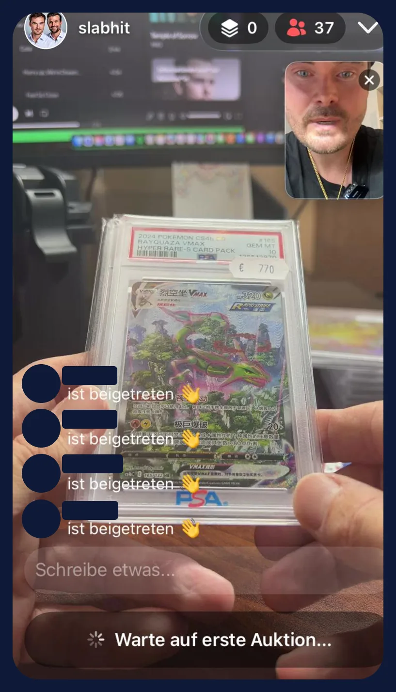 PSA-Slab Rayquaza VMAX, Note 10, in der Hand vor der Kamera in der Opening Show